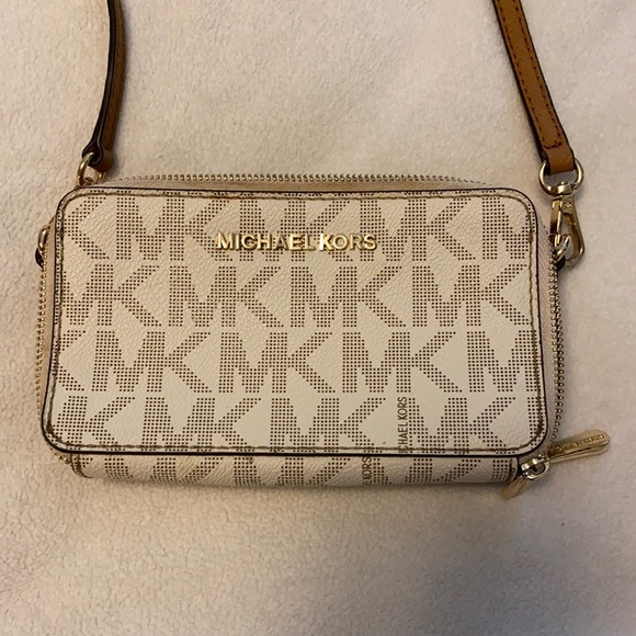 Michael Kors Handbags - NWOT Michael Kors Crossbody